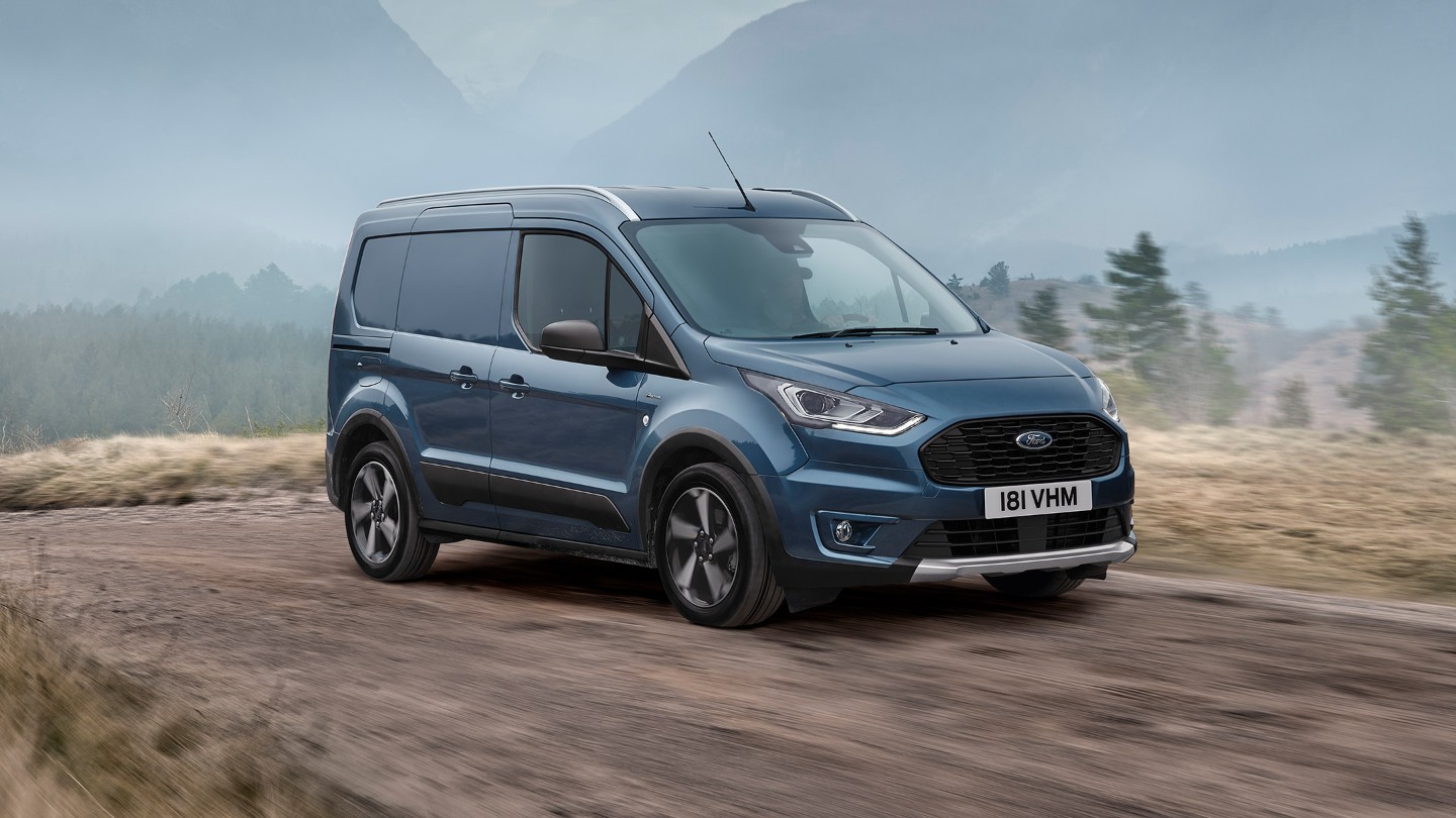 To Ford Transit Connect Active σταθμευμένο σε έναν ορεινό δρόμο