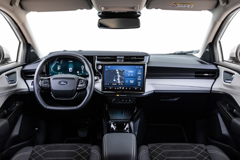 Εσωτερικό Ford Puma Gen-E Van με τιμόνι, ψηφιακό πίνακα οργάνων και κεντρική οθόνη infotainment.