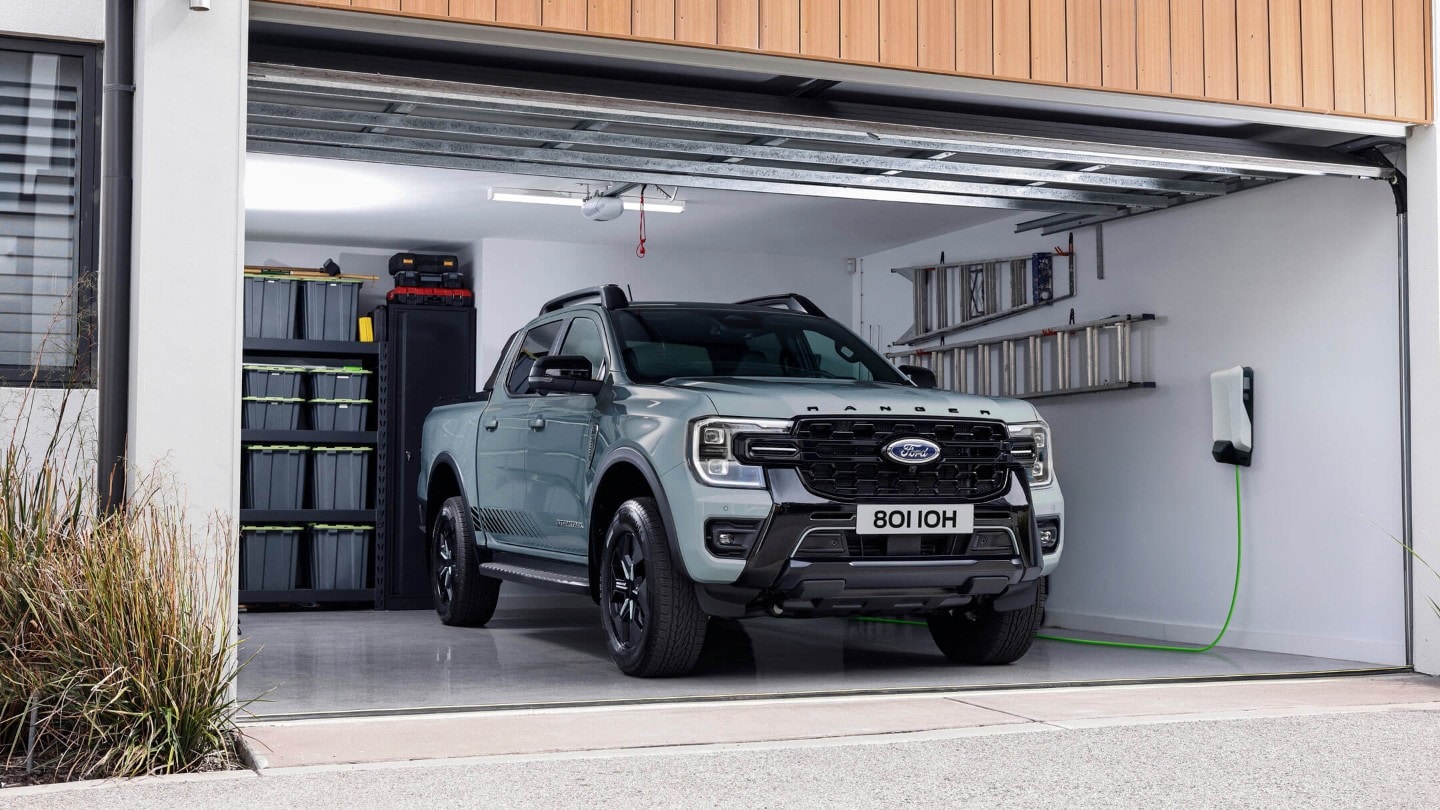 Ένα σταθμευμένο Ford Ranger Plug-In Hybrid συνδεδεμένο στη φόρτιση