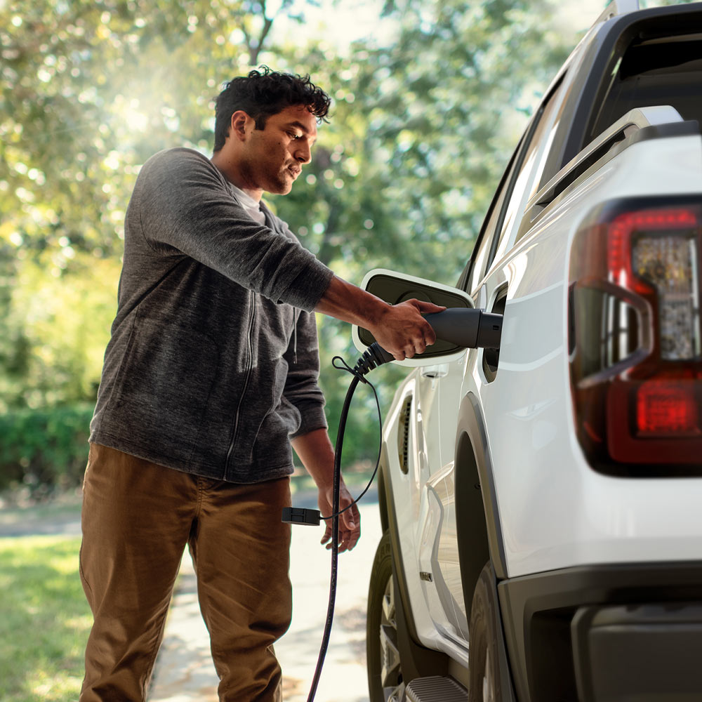 Ένα νέο Ford Ranger Plug-in Hybrid κινείται σε αγροτικό δρόμο