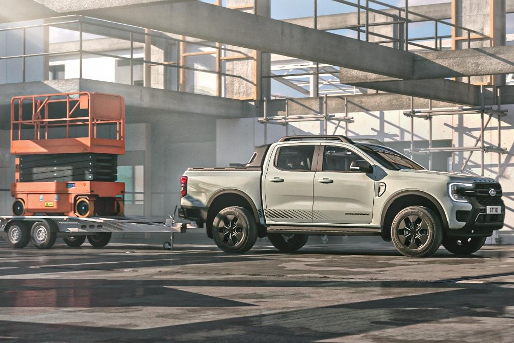 Το Ford Ranger PHEV ρυμουλκεί ένα ανυψωτικό μηχάνημα σε ένα εργοτάξιο