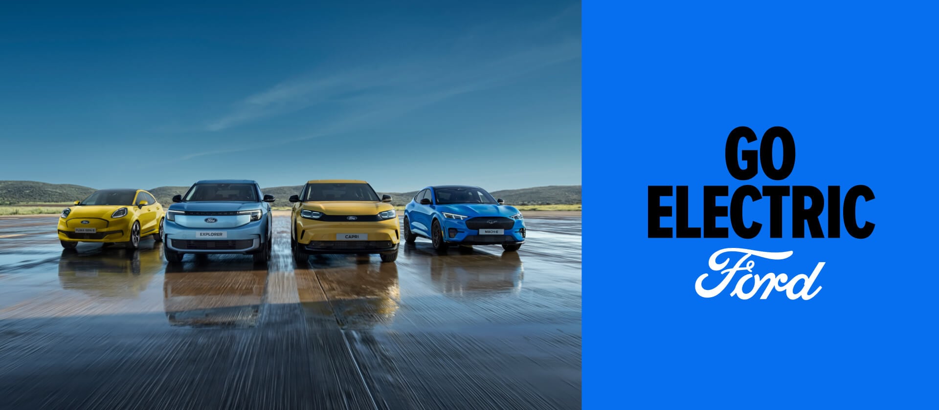 Τα Ford Puma Gen-E, Ford Explorer, Ford Capri και Ford Mustang Mach-E παραταγμένα σε διάδρομο απογείωσης, δίπλα σε ένα γραφικό "Go Electric" σε μπλε φόντο.