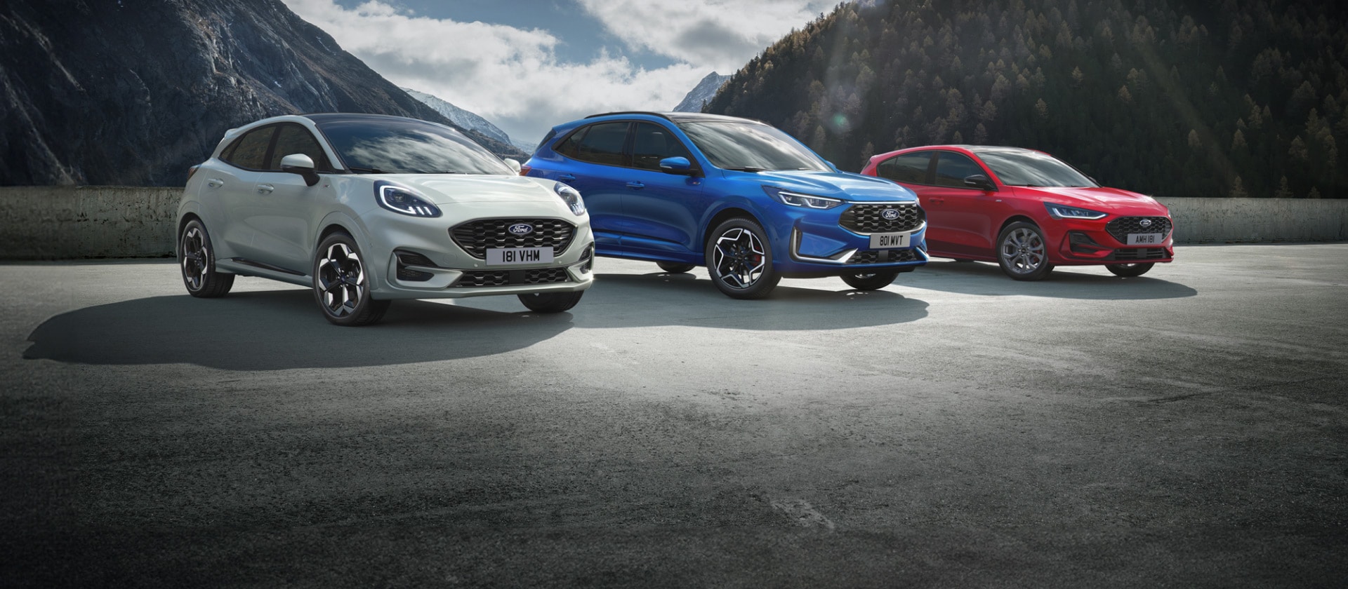 Σειρά υβριδικών μοντέλων Ford, συμπεριλαμβανομένων των Ford Puma, Ford Kuga και Ford Focus.