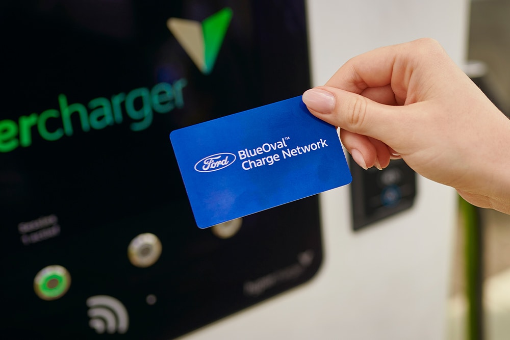 Μια κάρτα BlueOval™ Charge Network (RFID) χρησιμοποιείται σε δημόσιο σταθμό φόρτισης EV για εύκολη πληρωμή.