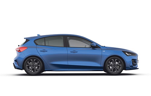 Ένα μπλε υβριδικό Ford Focus.