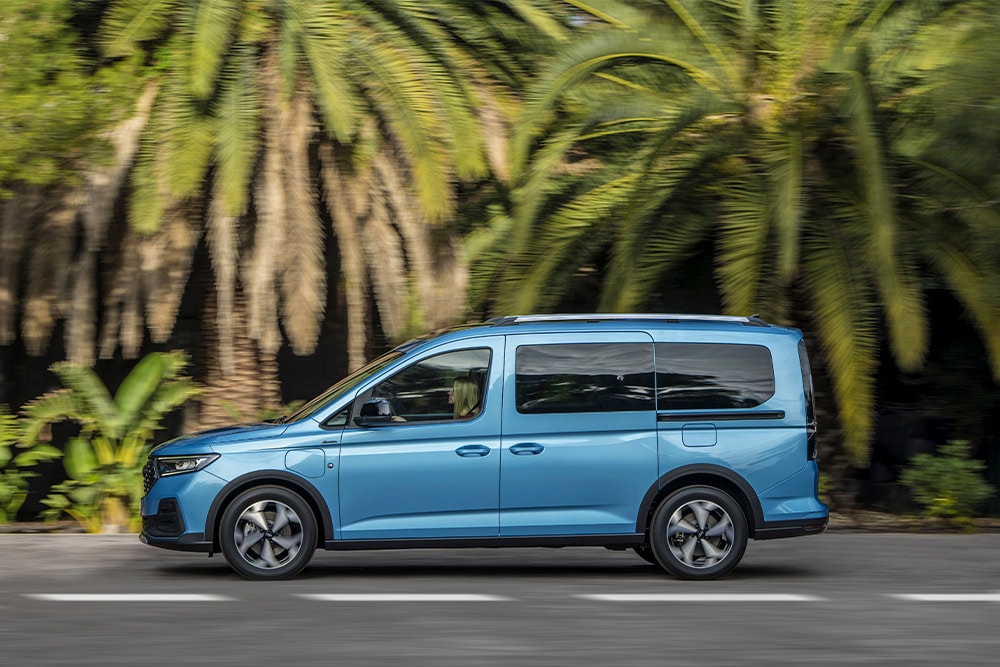 Ένα μπλε plug-in υβριδικό Ford Tourneo Connect σταθμευμένο σε έναν δρόμο.