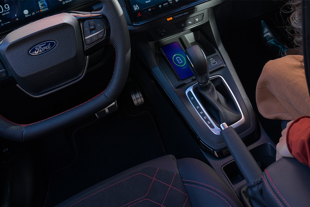 Εσωτερική άποψη ενός ήπια υβριδικού Ford, συμπεριλαμβανομένου του τιμονιού και του αυτόματου επιλογέα ταχυτήτων.