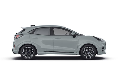 Ένα ασημί ήπια υβριδικό Ford Puma.