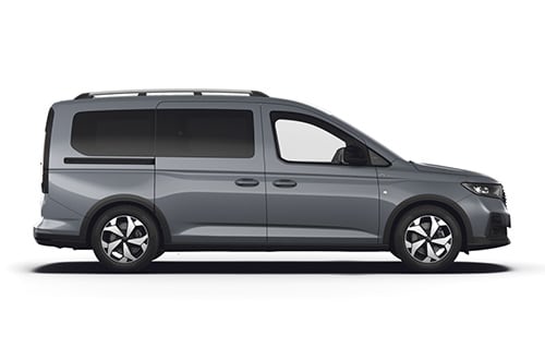 Ένα ασημί plug-in υβριδικό Ford Tourneo Connect.