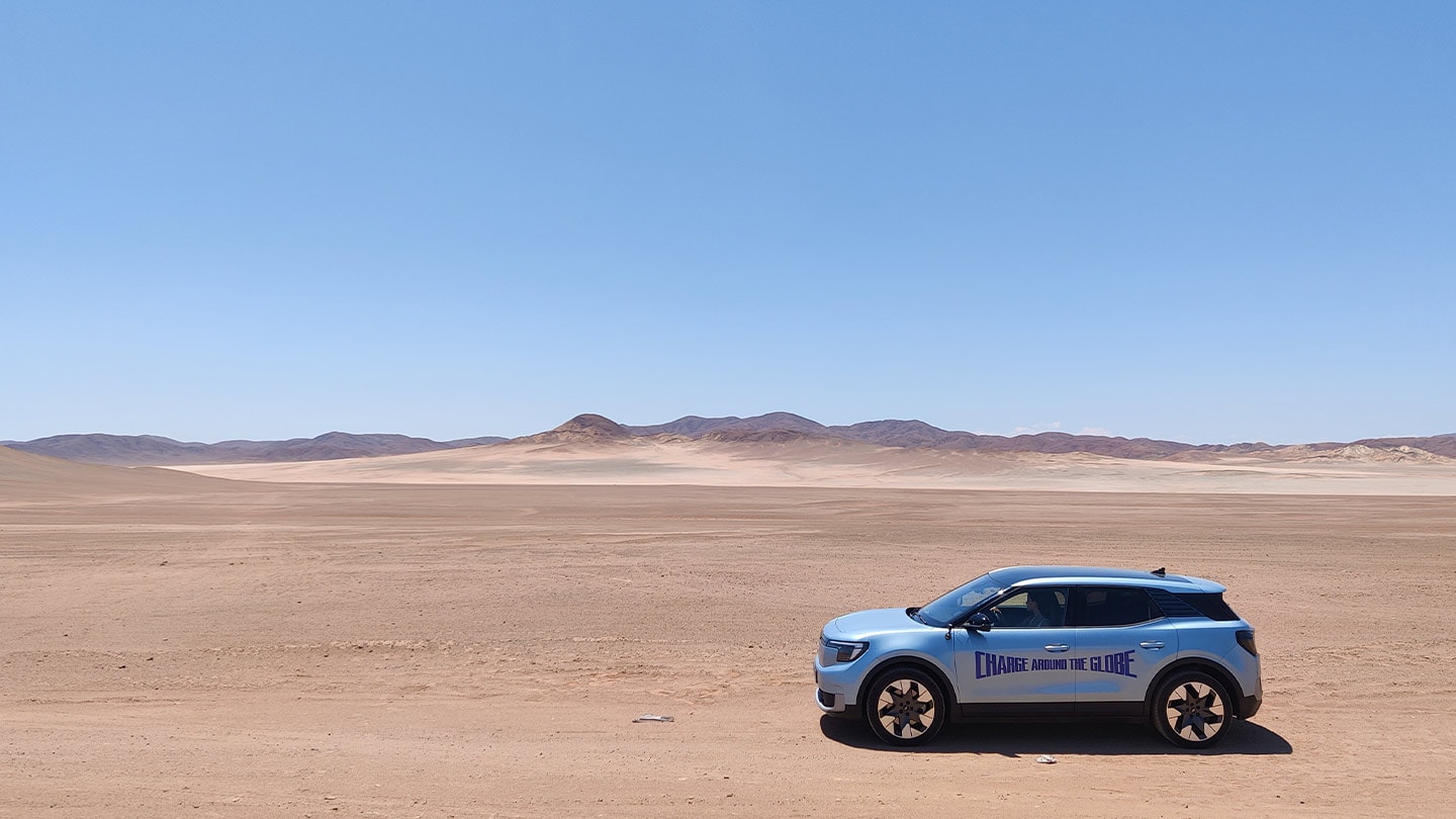 Η Lexie Alford, εξερευνήτρια, με το ηλεκτρικό Ford Explorer.