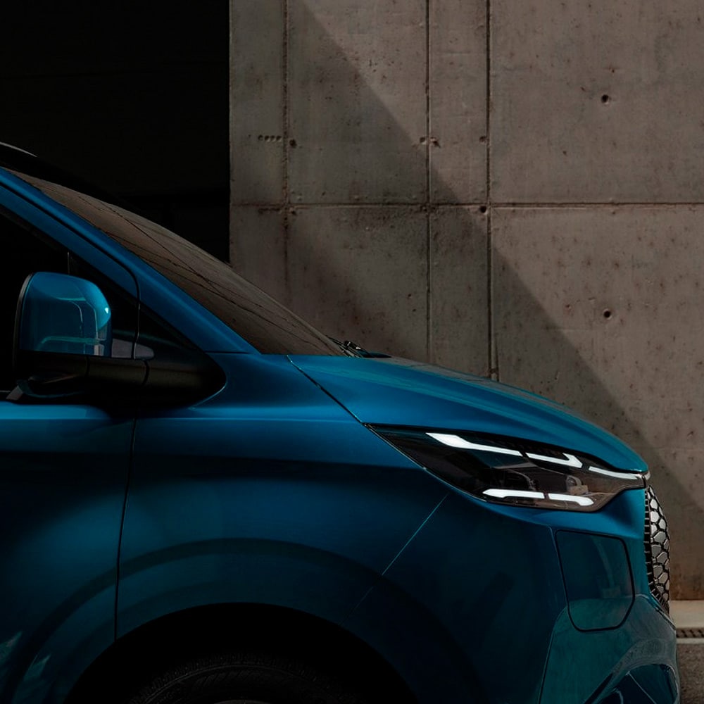 Κοντινή λήψη ενός μπλε ηλεκτρικού Ford van.