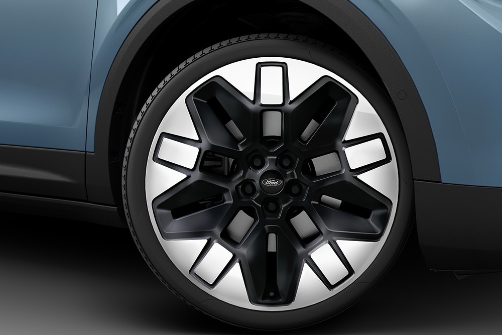 Κοντινή προβολή του τροχού ενός ηλεκτρικού οχήματος Ford.