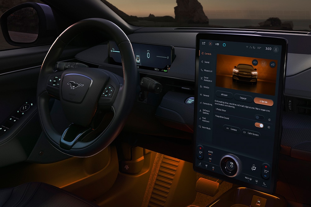 Εσωτερική προβολή του ταμπλό και του τιμονιού ενός ηλεκτρικού οχήματος Ford.