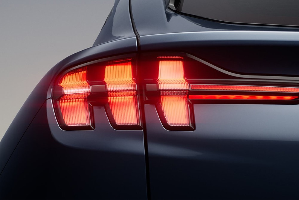 Πίσω όψη ενός μαύρου ηλεκτρικού οχήματος Ford.