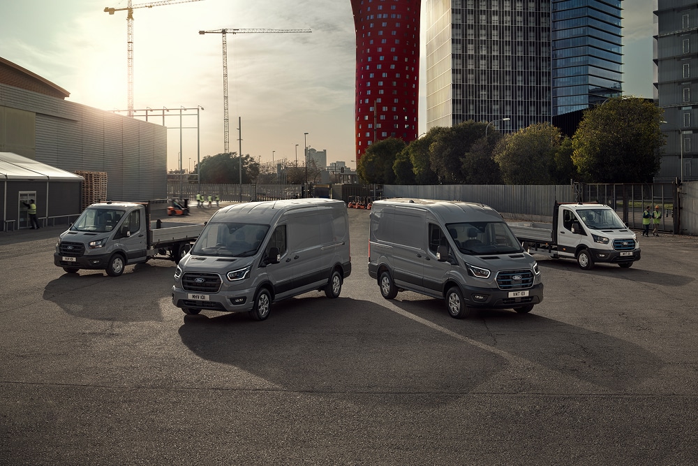 Η γκάμα των ηλεκτρικών και plug-in υβριδικών van της Ford, σταθμευμένα σε εξωτερικό χώρο στάθμευσης.