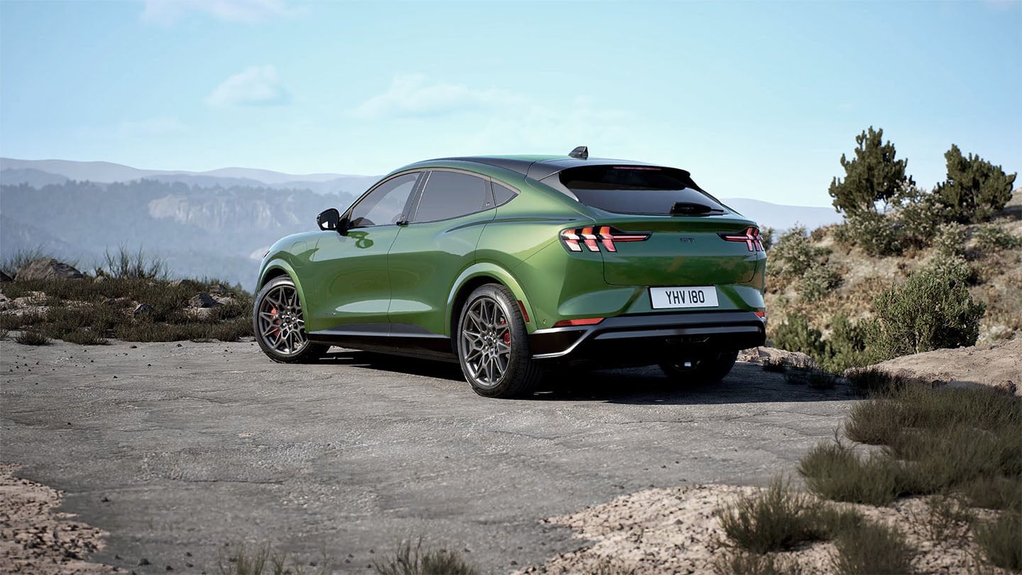 Το πίσω μέρος της Ford Mustang Mach-E GT χρώματος Eruption Green, σταθμευμένη σε δρόμο.