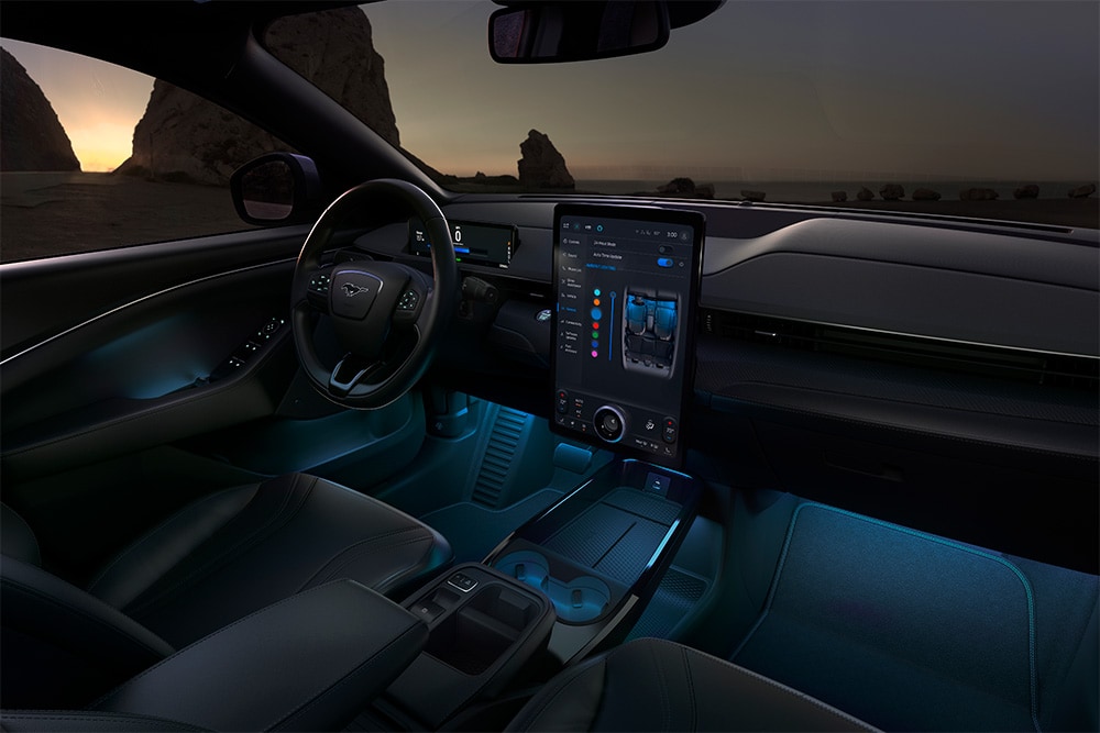Εσωτερικό της Ford Mustang Mach-E όπου φαίνονται η οθόνη αφής SYNC 4 15,5" και ο εσωτερικός φωτισμός LED.