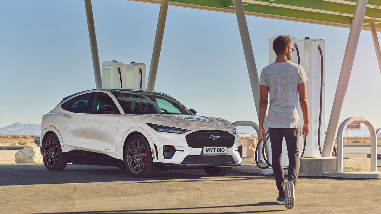 Μια  Ford Mustang Mach-E σταθμευμένη σε δημόσιο σταθμό φόρτισης.