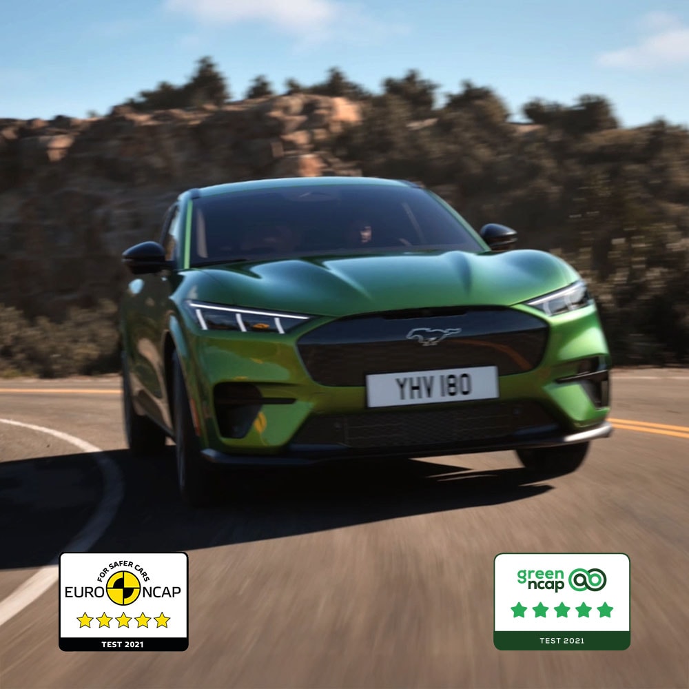 Ford Mustang Mach-E GT χρώματος Eruption Green σε ορεινό δρόμο.