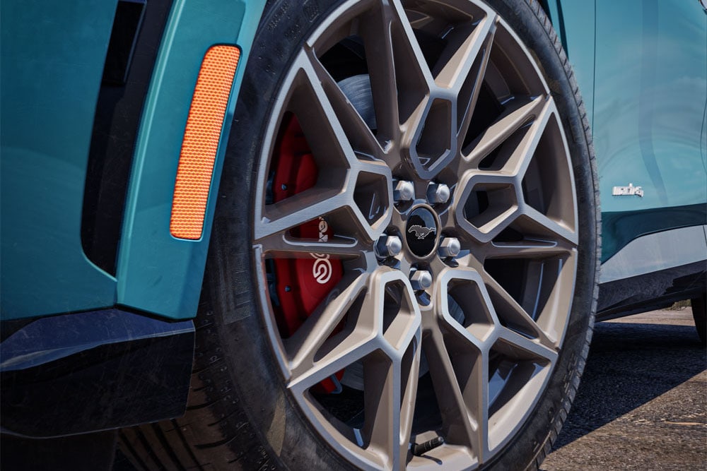 Κοντινό πλάνο στη Ford Mustang Mach-E όπου φαίνονται οι ζάντες ελαφρού κράματος 20" από χυτό αλουμίνιο σε Carbonised Grey.