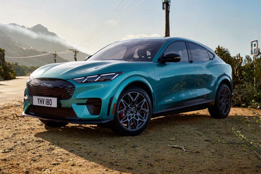 Κοντινό πλάνο στο κιτ διακόσμησης της Ford Mustang Mach-E GT όπου φαίνεται η μοναδική κυψελωτή μπροστινή μάσκα σχεδίασης GT.