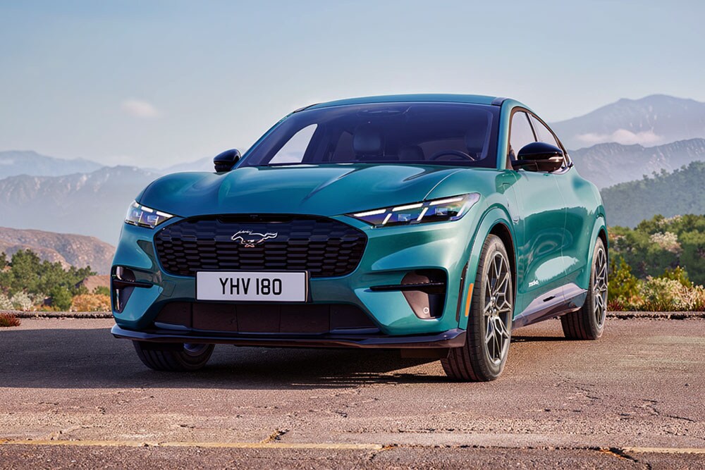 Κοντινό πλάνο στο κιτ διακόσμησης της Ford Mustang Mach-E GT όπου φαίνεται η μοναδική κυψελωτή μπροστινή μάσκα σχεδίασης GT.
