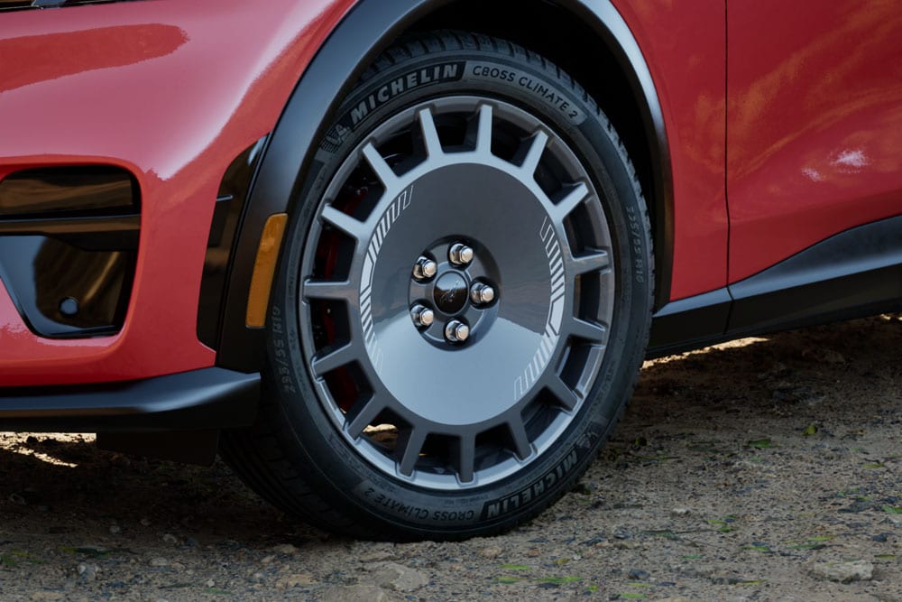 Κοντινό πλάνο του τροχού μιας Mustang Mach-E GT Rally σε χρώμα Race Red.