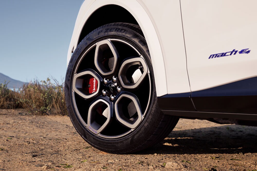 Κοντινό πλάνο του τροχού ενός Mustang Mach-E GT California Special σε Star White.