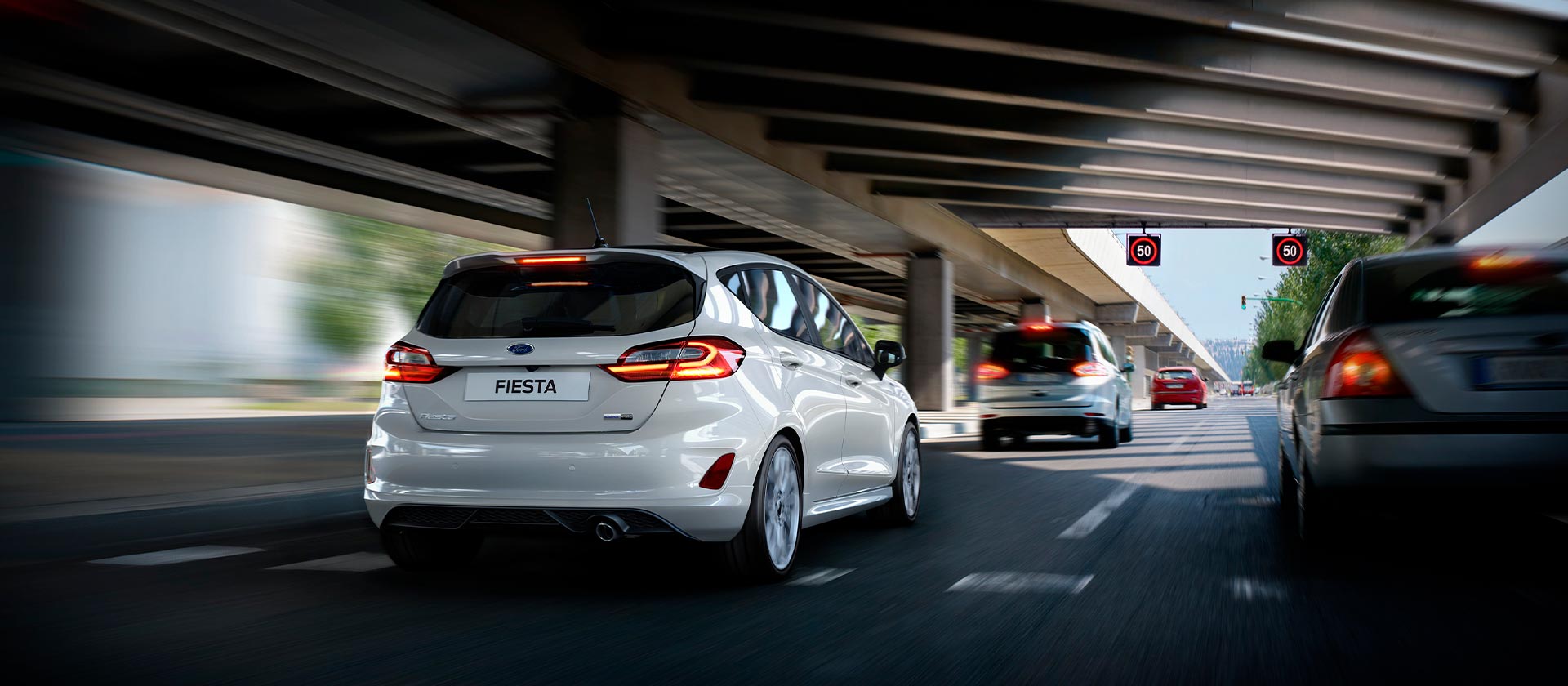 Ασημί Ford Fiesta Trend σε κίνηση σε αυτοκινητόδρομο.