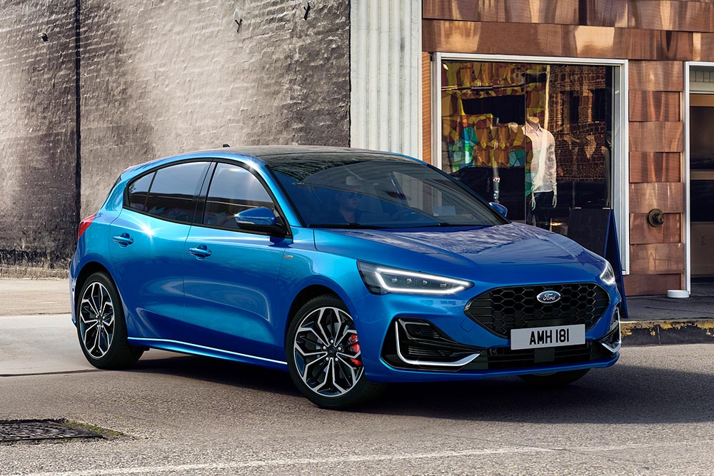 Μπλε Ford Focus σταθμευμένο σε δρόμο της πόλης.