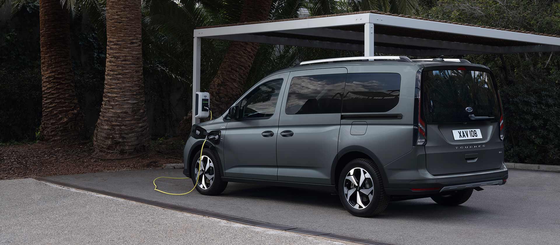 Ford Tourneo Connect fleet front three quarter view