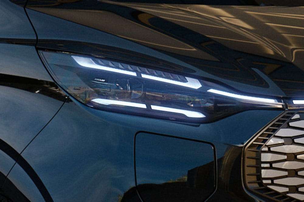 Κοντινή άποψη του φωτισμένου προβολέα LED του Ford Tourneo Custom.