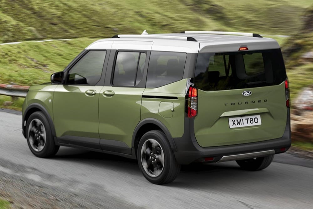 Πίσω όψη του Ford Tourneo Courier ενώ οδηγεί.