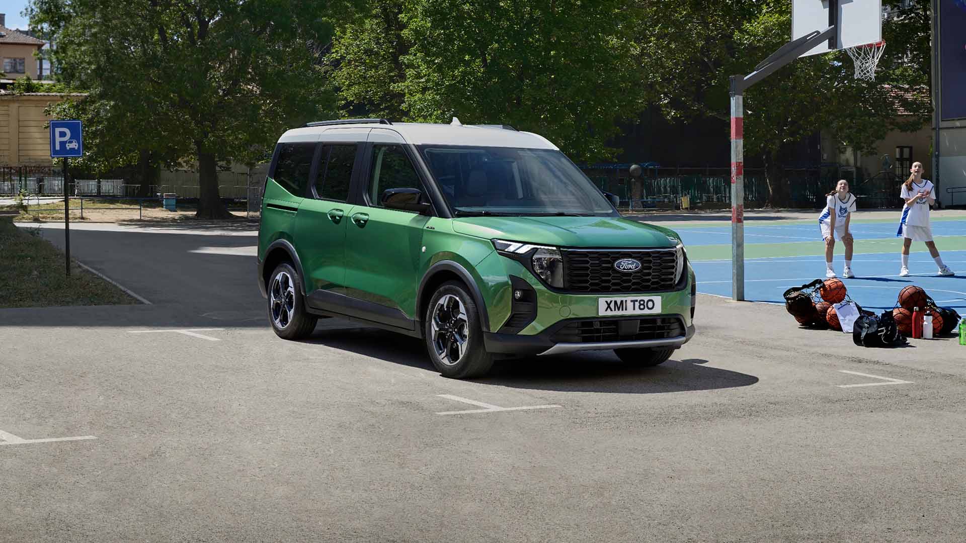 Ένα Ford Tourneo Courier σε χρώμα Cactus Grey από τη μπροστινή πλευρική όψη τριών τετάρτων.
