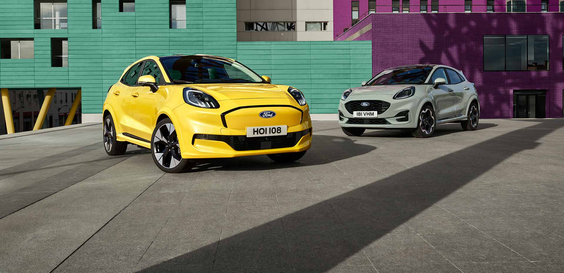 Ένα κίτρινο ηλεκτρικό Ford Puma Gen-E® σταθμευμένο δίπλα σε ένα γκρι βενζινοκίνητο Ford Puma® EcoBoost®. 