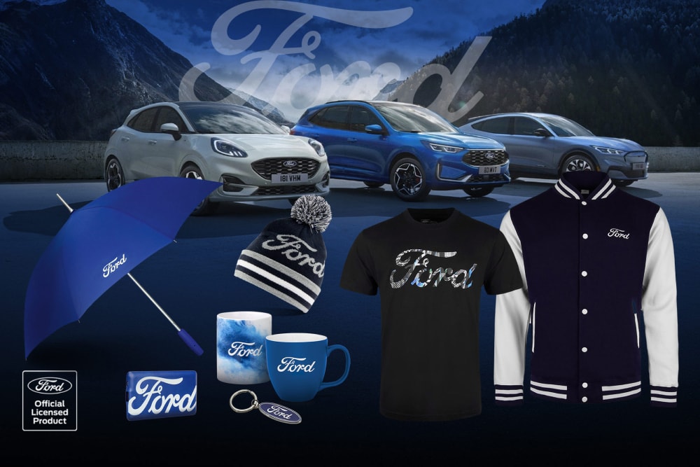 Συλλογή προϊόντων Ford με διάφορα οχήματα Ford στο φόντο, μαζί με ομπρέλα, κούπες και είδη ένδυσης με το λογότυπο της Ford.