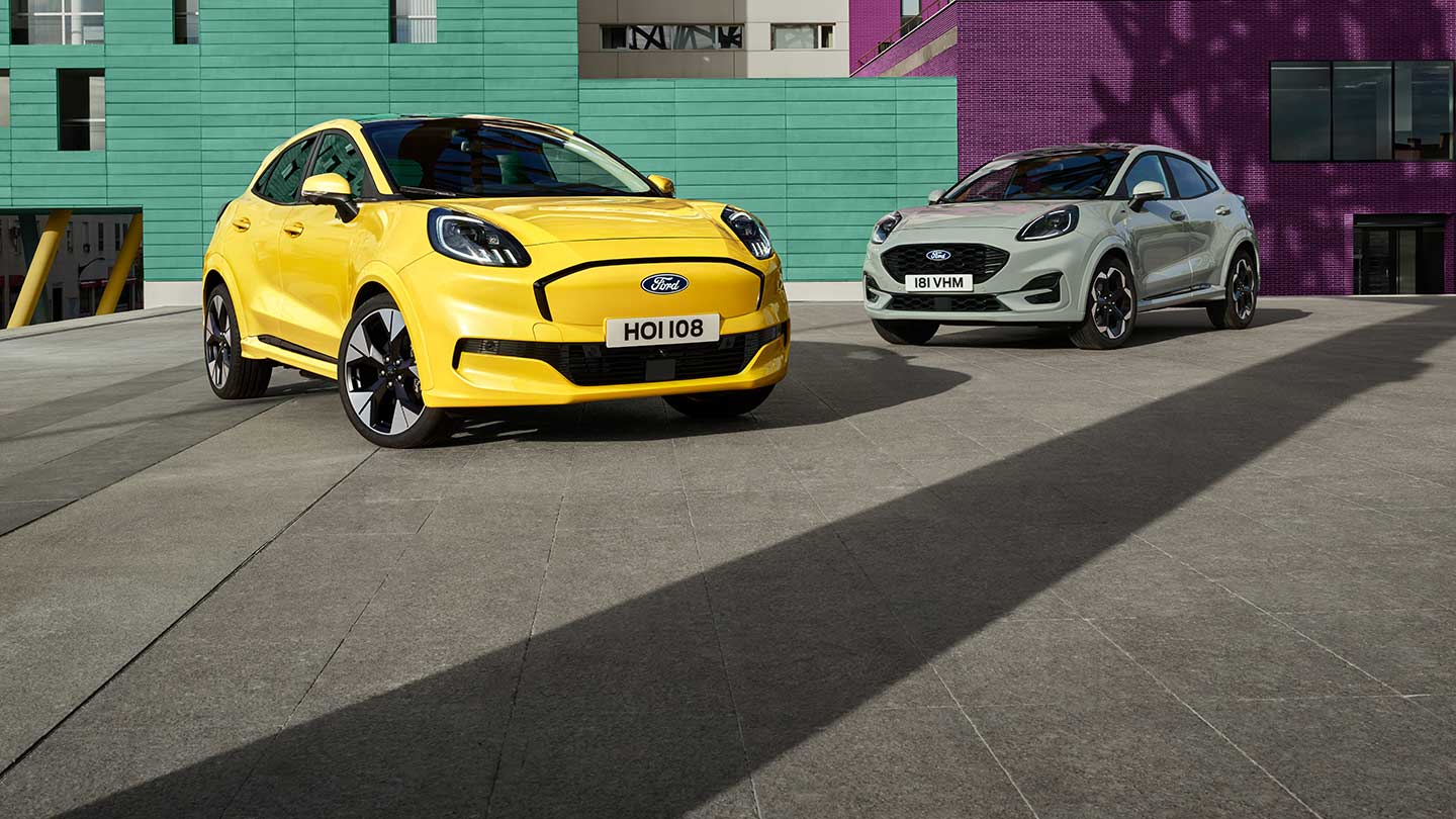 Ένα κίτρινο ηλεκτρικό Ford Puma Gen-E® σταθμευμένο δίπλα σε ένα γκρι βενζινοκίνητο υβριδικό Ford Puma® EcoBoost®. 
