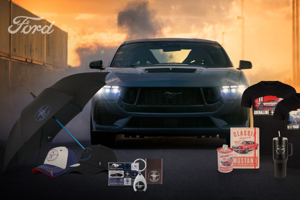 Συλλογή Ford Mustang με μία γκρι Mustang στο βάθος και προϊόντα Mustang, όπως ομπρέλα, καπέλα, κούπες και μπλουζάκια