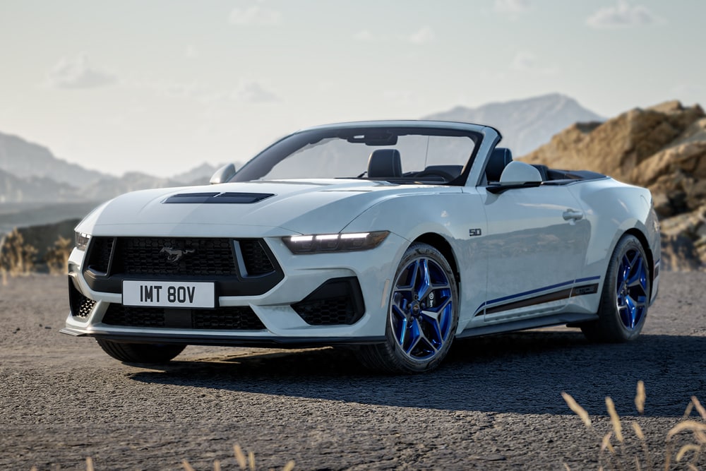 Πλευρικό προφίλ της Ford Mustang California Special που κινείται σε έναν δρόμο στην πλαγιά ενός λόφου