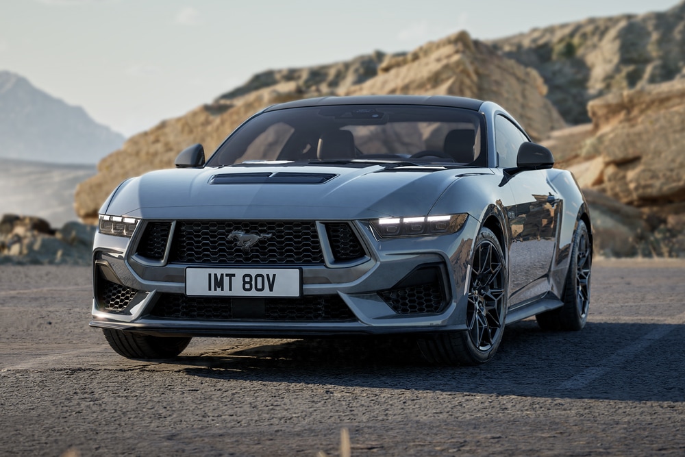 Γκρι Ford Mustang Nite Pony που κινείται σε έναν δρόμο