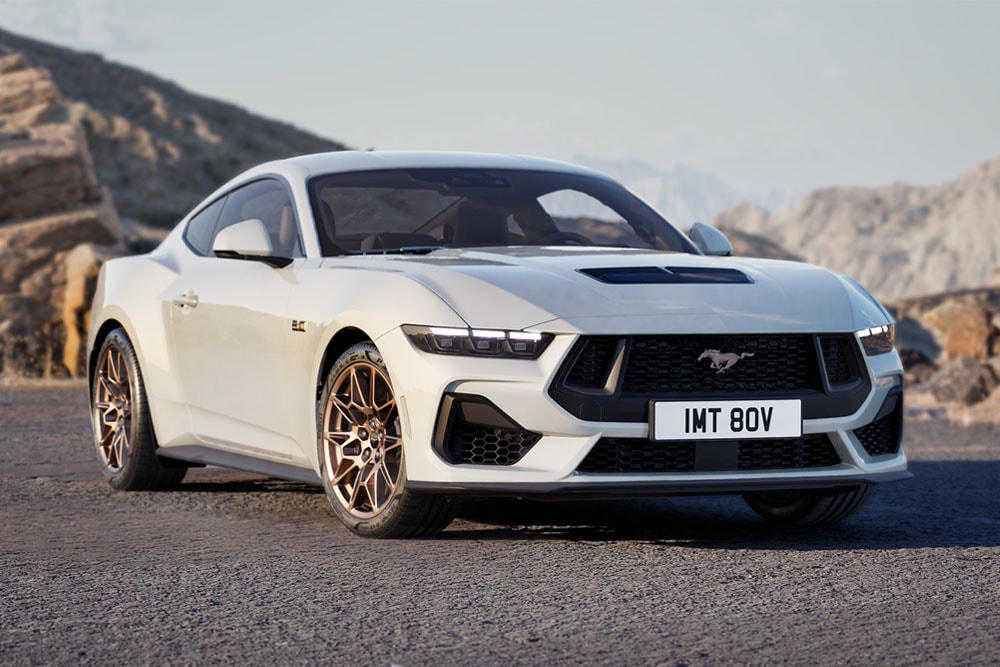 Ford Mustang GT Fastback με Bronze Pack σε χρώμα Oxford White σταθμευμένο σε ορεινό δρόμο