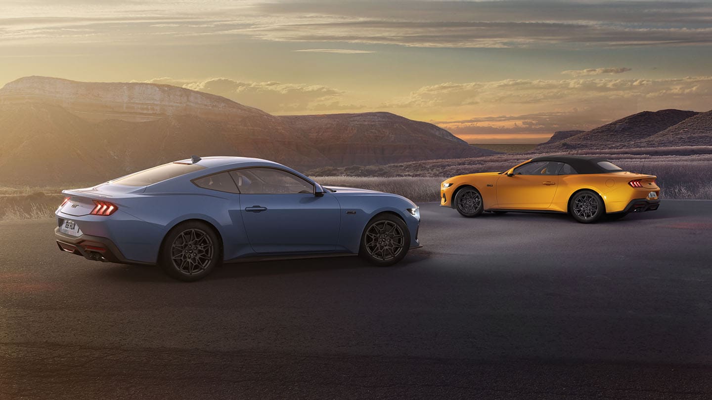 Οι Ford Mustang Fastback και Convertible παρκαρισμένες η μία δίπλα στην άλλη