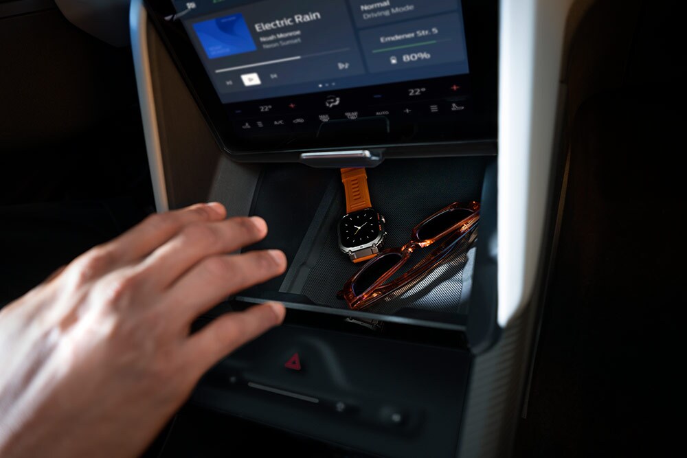 Χέρι που πλησιάζει τη θήκη My Private Locker στο Ford Capri®, ενώ μέσα φαίνονται ένα ρολόι και ένα ζευγάρι γυαλιά ηλίου