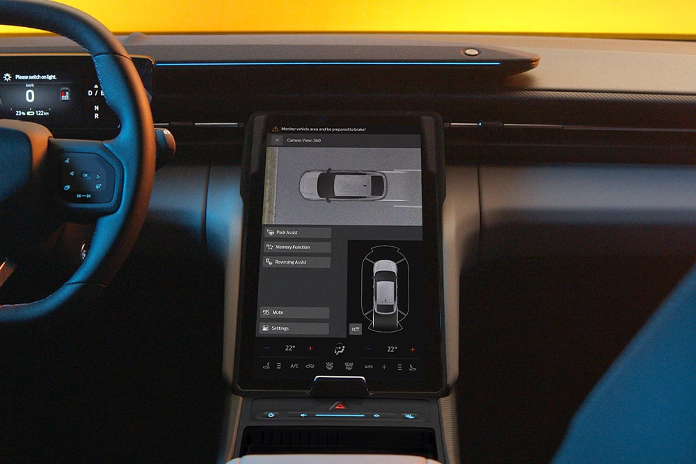 Η οθόνη αφής του Ford Capri® εμφανίζει μια προβολή διαχωρισμένης οθόνης του συστήματος κάμερας 360° και των οδηγιών υποβοήθησης στάθμευσης.