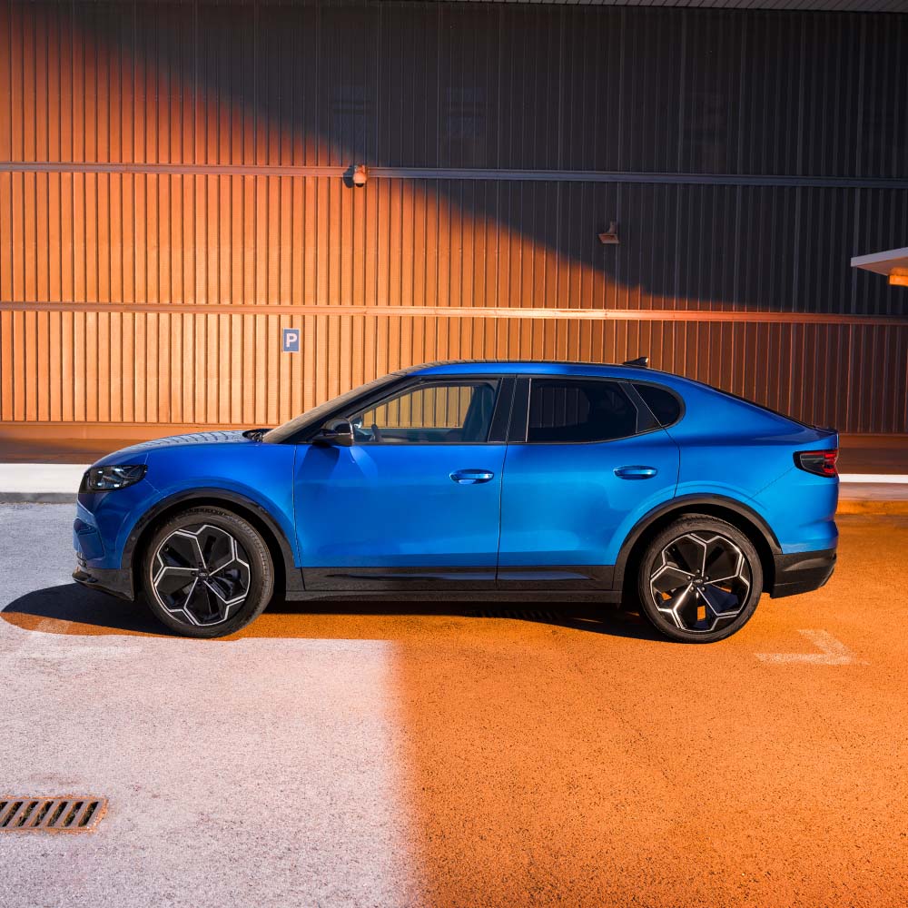 Πλάγια όψη ενός μπλε Ford Capri με βαθμολογία ασφάλειας 5 αστεριών του Euro NCAP για το 2024.