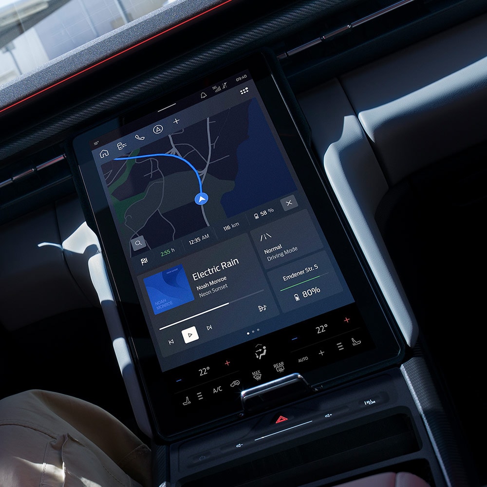 Κοντινό πλάνο του ταμπλό ενός Ford Capri®, όπου φαίνονται οι συνδεδεμένες δυνατότητες πλοήγησης του οχήματος.