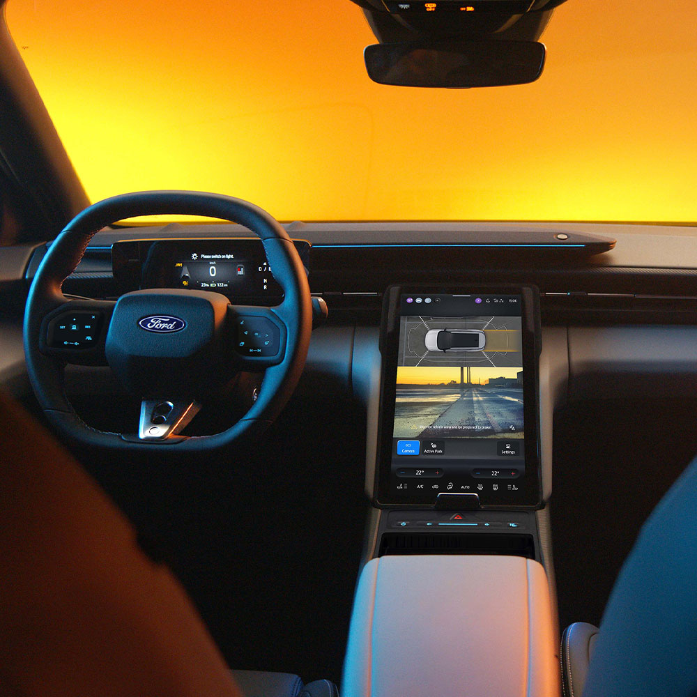 Κοντινό πλάνο της οθόνης αφής του νέου Ford Capri® που χρησιμοποιεί κάμερες 360° και τεχνολογία υποβοήθησης στάθμευσης.