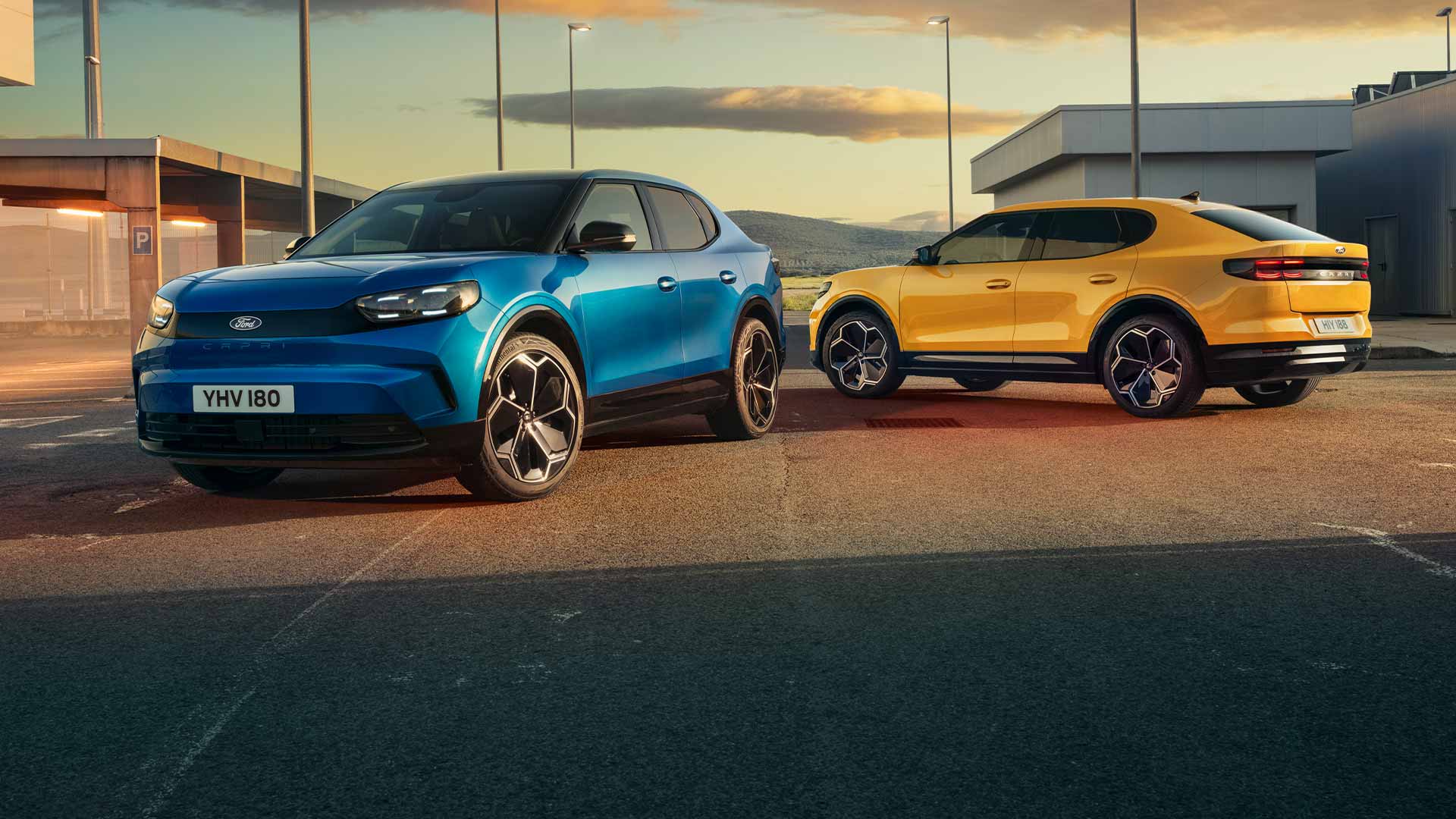 Ένα μπλε και ένα κίτρινο ηλεκτρικό Ford Capri®, σταθμευμένα σε δρόμο.