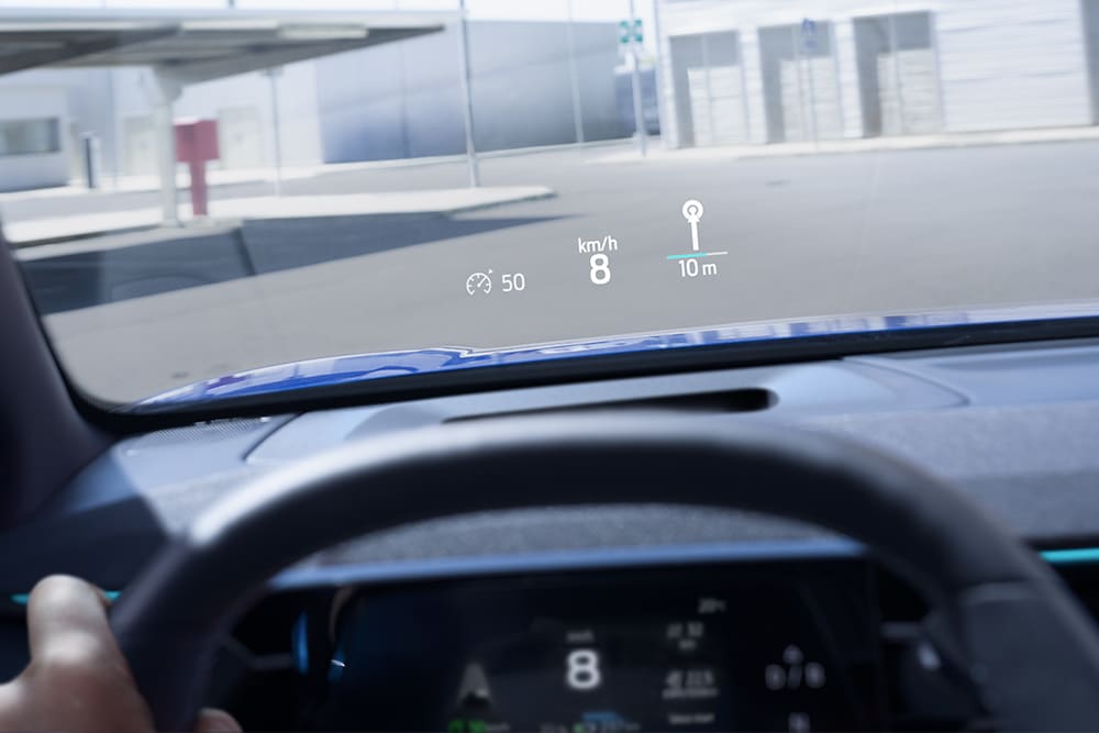 Head-Up-Display του ηλεκτρικού Ford Capri® που δείχνει βασικά στοιχεία της οδήγησης.