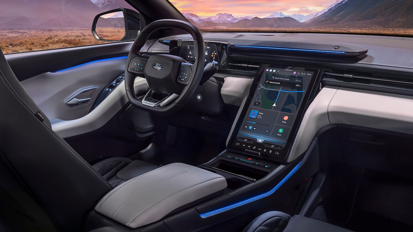 Το εσωτερικό του νέου αμιγούς ηλεκτρικού Ford Explorer® με μπλε εσωτερικό φωτισμό.